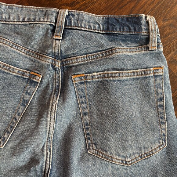 Abercrombie Ultra High Rise Ankle Straight Jeans in SOLD OUT Ripped Medium Wash - Picture 4 of 6